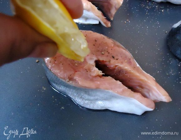 Выложить на противень, смазанный маслом. Поперчить, посолить и сбрызнуть лимонным соком.
