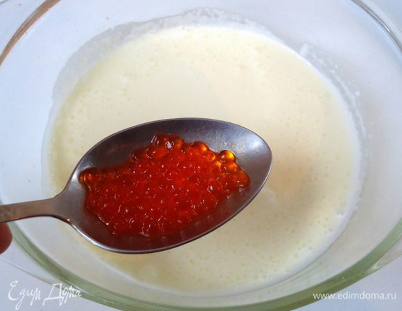 Приготовить соус. Сливки смешать с вином. Прогреть на огне до первых пузырьков. Снять с огня, поперчить, немного остудив добавить красную икру. Аккуратно перемешать, не повреждая икринки. Соль можно не добавлять, т.к. икра содержит достаточное количество соли.
