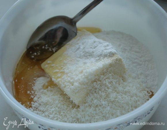 Из муки, меда, масла, оставшейся кокосовой стружки и сахарной пудры замесить тесто.