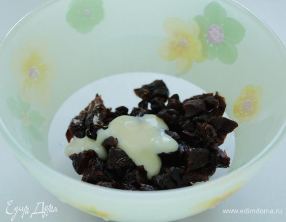 Для начинки чернослив порезать мелко, добавить сгущенное молоко перемешать.