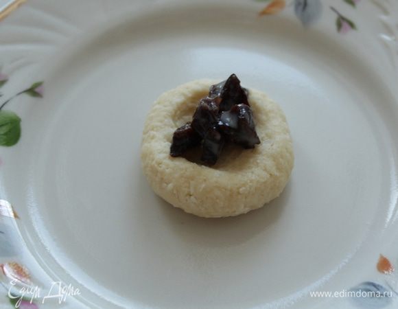 Из теста формируем маленький шарик, размером с грецкий орех. Делаем углубление, кладем немного начинки и защипываем.