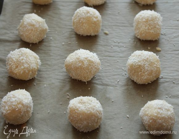 Скатываем  шарик и обваливаем в кокосовой стружке. Выкладываем  печенье на противень с пекарской бумагой и выпекаем примерно 15-20 минут.