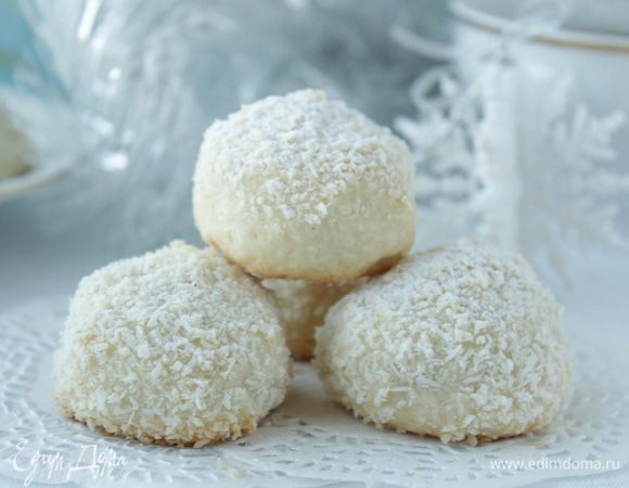Готовое печенье остудить и посыпать сахарной пудрой.