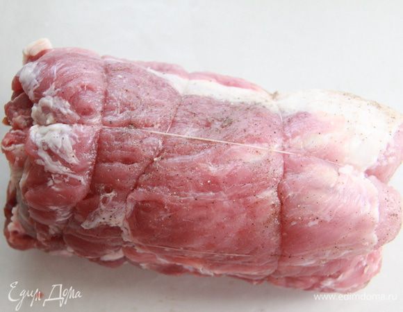 Свернуть плотно мясо в рулет, обвязать кулинарным шпагатом.  Посолить, поперчить.