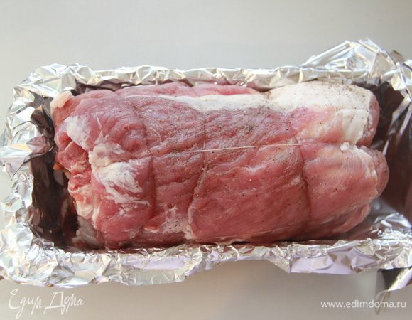 Положить рулет в форму, застеленную фольгой. Выпекать при 190*С примерно 40 минут.