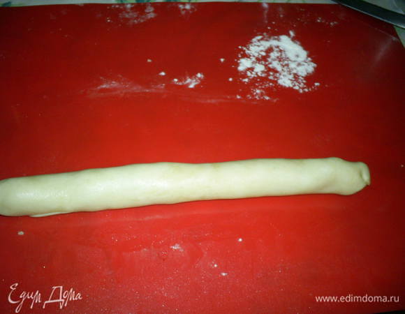 Тесто с начинкой завернуть плотным рулетиком, края защипать.