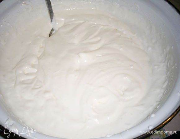 Для крема сметану взбить с сахаром и ванилином. Загуститель пока не добавляем.
