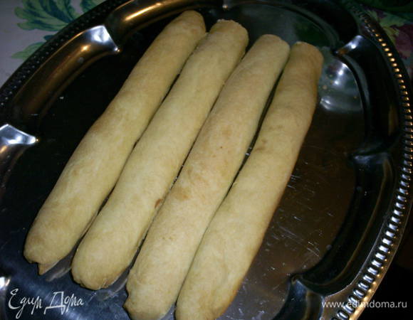 Приступаем к сборке. Остывшие трубочки обрезаем, чтоб у них была одинаковая длинна. От 23-ей нам понадобится лишь небольшой кусочек, из него мы сделаем дымоход. На блюдо выкладываем 4 трубочки плотно друг к дружке. 