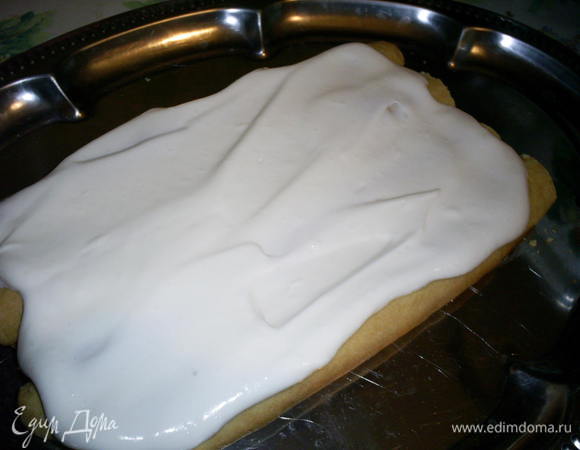 Щедро смазываем кремом, его жалеть не нужно, иначе торт получится суховатым.