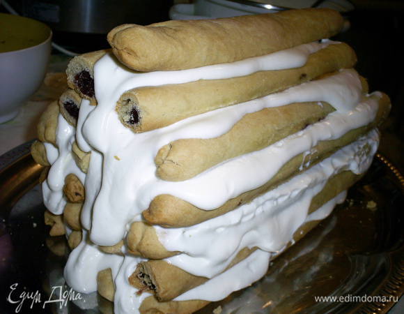 Теперь выкладываем 2 трубочки, крем, последнюю трубочку и крем. Полученную конструкцию лучше зажать между двумя дощечками (у меня 2 небольших пластиковых разделочных) и оставить в прохладном месте часов на 6. Оставшийся крем никуда не деваем и не доедаем)))