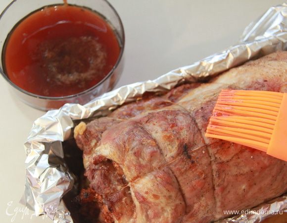 Достать жаркое, смазать оставленной яблочной глазурью.