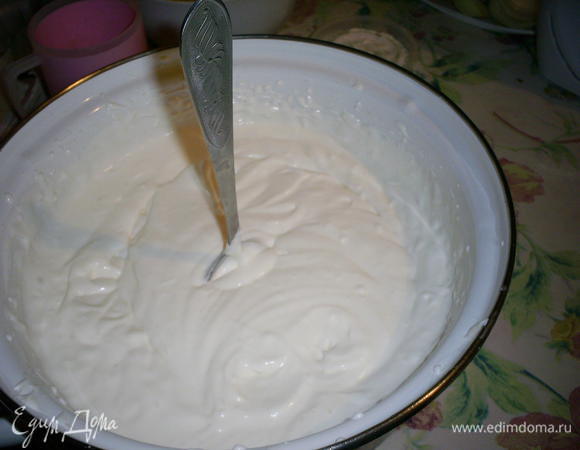 По истечению времени наш домик склеится и не будет разваливаться на составные бревнышки. А мы берем наш оставшийся крем, добавляем к нему загуститель и взбиваем еще раз. Если пакетик рассчитан на 250мл крема, то добавляем весь, если на 500мл - то половину. Получаем очень густой крем, в котором стоит ложка. Его мы используем для выравнивания нашего шедевра.