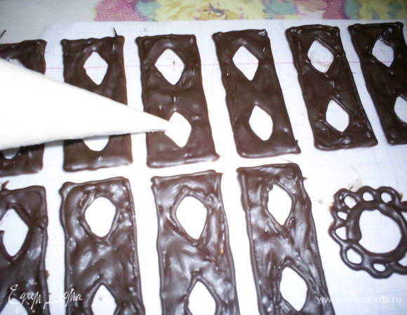 Растапливаем белый шоколад и заполняем пустые места на деталях. Даем полностью застыть, затем осторожно снимаем с файла. Не переживайте за неровности, лицевой стороной мы будем наклеивать декор на торт, а изнаночная сторона гладкая. Подробно про работу с шоколадным декором можно почитать и посмотреть тут http://www.edimdoma.ru/posts/3649.