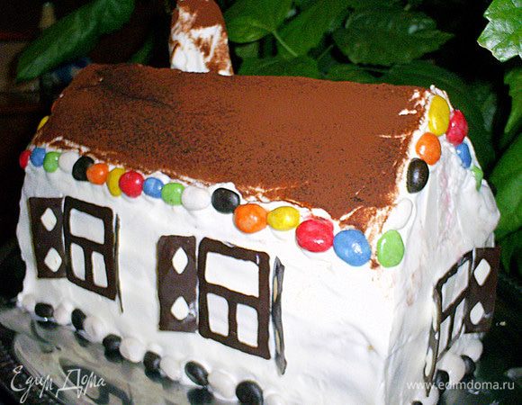 Крышу домика посыпаем через ситечко какао. Украшаем разноцветным драже. Приклеиваем готовый шоколадный декор. Избушка готова! Приятного аппетита!!! Удивляйте и наслаждайтесь!!!