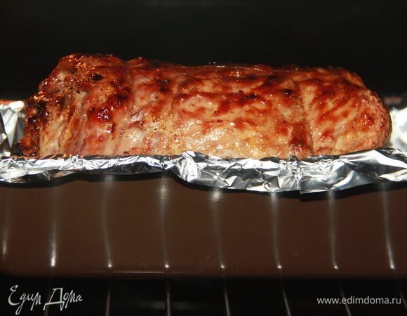 Выпекать ещё 20 минут. Убрать из духовки. Завернуть в фольгу, чтобы мясо отдохнуло и пропиталось соками, примерно на 10 минут. Снять с мяса кулинарный шпагат.
