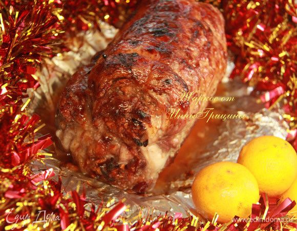 Рулет нарезать на порционные кусочки, полить яблочным соусом-глазурью. Праздничное блюдо, которое очень украсит ваш новогодний стол! Приятного аппетита!!!