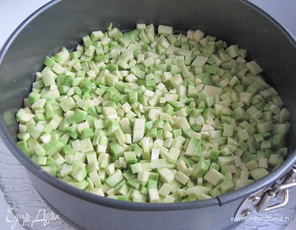 Авокадо очистить и порезать мелким кубиком, сбрызнуть лимонным соком, чтобы не потемнел. Выложить авокадо на рис.