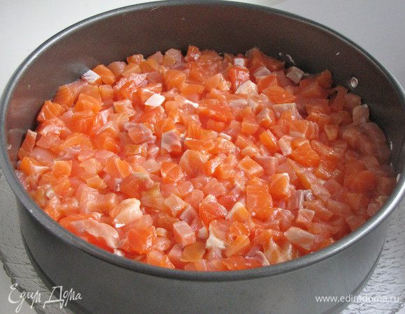 Семгу порезать мелким кубиком и выложить следующим слоем. Немного семги оставить для украшения торта.