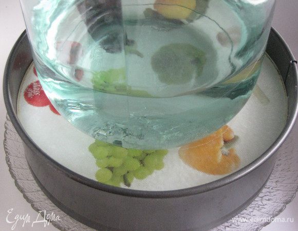 Закрыть наш торт чем-нибудь подходящим по форме и придавить грузом. Поставить в холодильник на 2 часа.