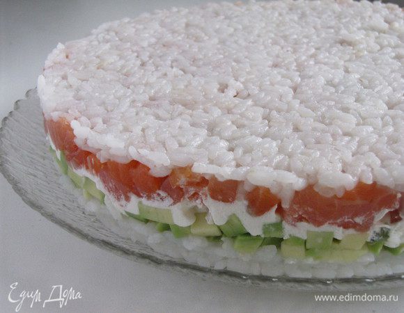 Через два час достать торт и убрать груз. Осторожно снять кольцо. Торт хорошо держит форму. 