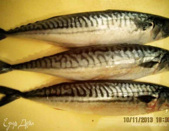 Чистить рыбу не нужно, поэтому моем и разделываем на филе. 