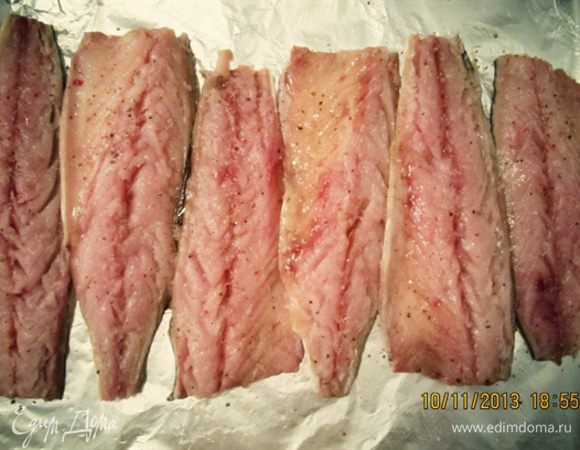 Выстилаем противень фольгой, смазываем оливк. маслом. Выкладываем тушки, солим и перчим по вкусу. 