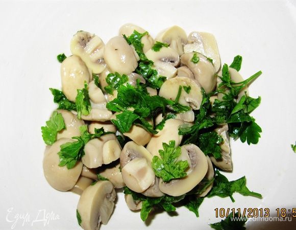 Шампиньоны-бэйби режем пополам, смешиваем с мелко нарезанной петрушкой. Я использовала маринованные грибы и предварительно слила маринад. 
