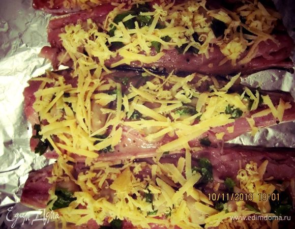 Выкладываем грибы на филе рыбы. Сверху натираем чеддер и на каждую тушку по несколько капель лимонного сока. Делаем бортики из фольги, чтобы сок не вытекал и отправляем в духовку на 15-20 минут до готовности. 