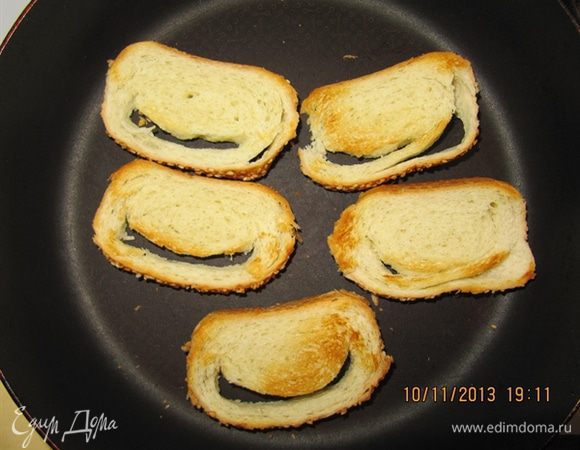 Пока рыбка в духовке, поджарим на сухой сковородке несколько кусочков белого хлеба с 2 сторон. 