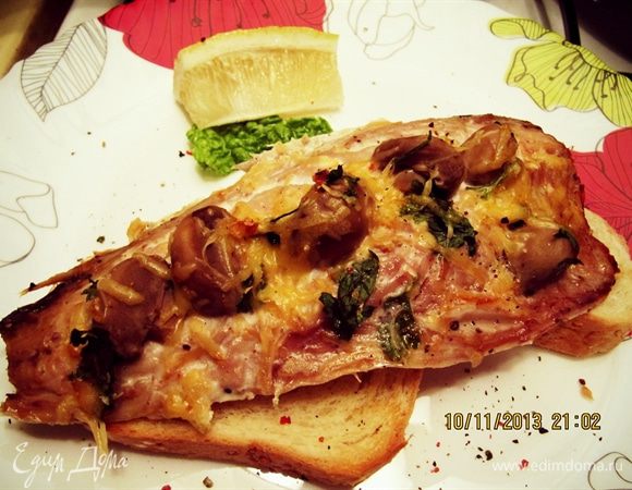 Выкладывает рыбку на гренки, украшаем долькой лимона и листиком салата. Приятного аппетита! )