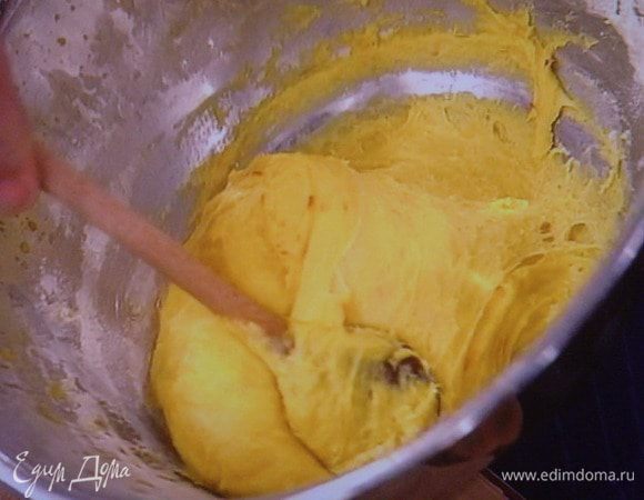 Муку просеять в большую миску. В середине сделать рукой выемку. Молоко нагреть и залить им шафран, дать немного настояться шафрану и вместе с тем остыть молоку до той температуры, когда в нём можно будет  растворить дрожжи, добавить 1 ч л сахара, влить эту смесь в нашу лунку и пальчиком подмешивая с краёв лунки понемногу муку, превратить дрожжевую лужицу в кашицу. Накрыть тёплым, влажным полотенцем или плёнкой и поставить подходить опару на 20- 30 мин в тёплое место. 
Тем временем снять с апельсина цедру. От 2 яиц отделить желтки, сешать с остальными 2 яицами,  сахаром, солью, цедрой и растопленными 60 граммами масла.  Все ингредиенты  вмешать к опаре, замесить гладкое тесто. Присыпать мукой, накрыть полотенцем, поставить в тёплое место, пока тесто не вырастет в 2 раза. 