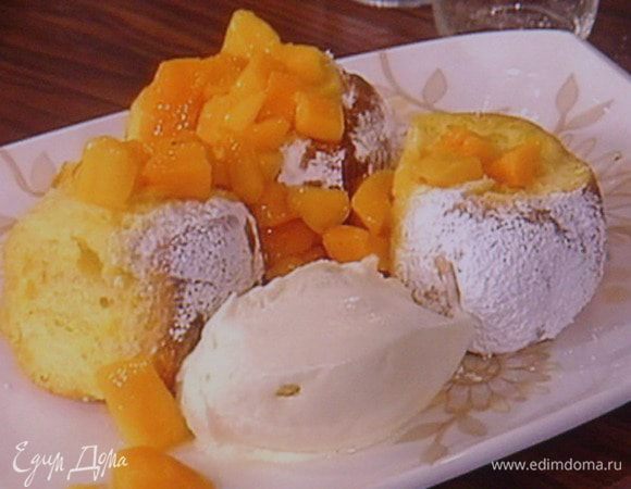 А так можно побаловать своих любимых в праздник. Для этого очистить манго (или любой другой фрукт, так же можно использовать ягоды), нарезать на кусочки и притушить с сахаром, соком апельсина( мы ещё его не использовали) и соком лимона до консистенции соуса ( можно использовать крепкий алкоголь: ром, коньяк...). Подать булочки с манговым соусом и шариком вами любимого мороженого. Приятного аппетита!