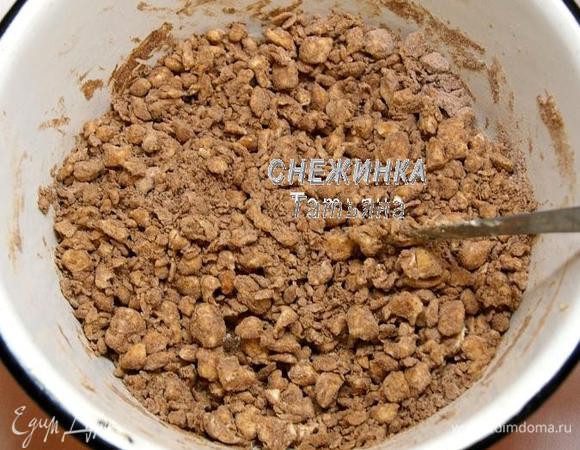 Вначале займёмся тестом. Более подробно технологию его приготовления можно посмотреть здесь: http://www.edimdoma.ru/retsepty/32472-sloenoe-testo-svoimi-rukami-gotovim-doma Готовим тесто 1. В миску всыпаем 80 г муки, 2 ст.л. порошка какао, перемешиваем. Кладём маргарин, порезав крупными кусками. Маргарин из холодильника, не мягкий. Теперь рубим ножом маргарин с мукой и какао, чтобы получилась не очень мелкая крошка. 