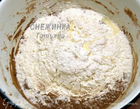 Готовим тесто 2. В миску насыпаем 245 г муки, 10 г порошка какао (около 1 ст.л.), добавляем соль, сок лимона. Перемешиваем.