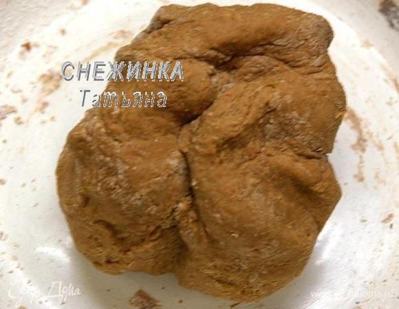 В стакан объёмом 230 мл разбиваем 1 яйцо. Доливаем воды столько, чтобы получилось 2/3 стакана (количество воды в ингредиентах приблизительное, всё зависит от величины яйца). Вода обычная комнатной температуры. Выливаем жидкость в миску с сухими ингредиентами, перемешиваем ложкой. Затем начинаем замешивать руками. Я всегда отмечаю, что лучше чуть перелить жидкости, а потом подсыпать муку, если необходимо, а не наоборот. Выкладываем тесто на рабочую поверхность и месим, по необходимости подсыпая муку, чтобы оно было мягким, пластичным и не прилипало к рукам.