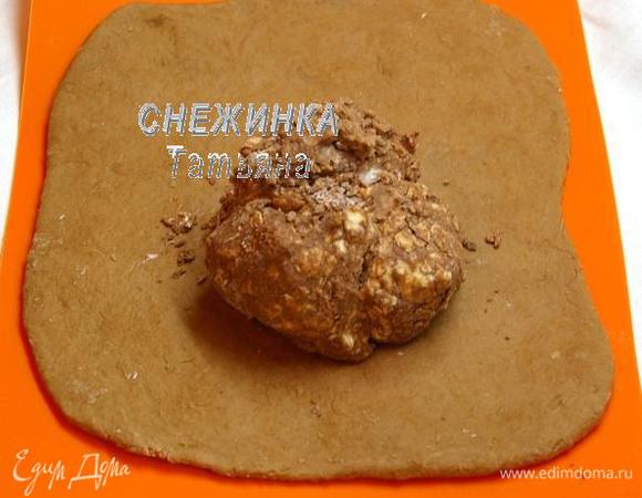 Раскатываем полученное тесто в прямоугольный пласт, толщиной 5-7 мм. На один край его кладём шар теста 1.