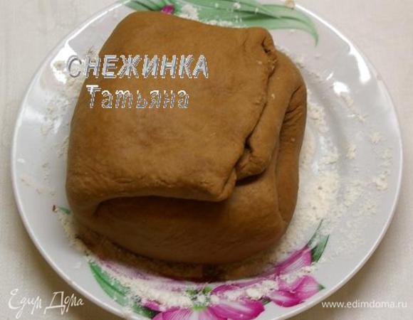 Сложенное тесто кладём на тарелку, припыленную мукой, и убираем в холодильник на 30 минут.