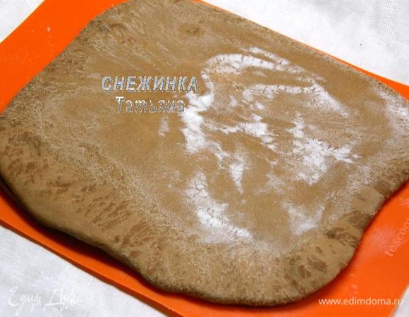 По истечении времени достаём тесто из холода и раскатываем в пласт. Снова заворачиваем конвертом и убираем в холод на 30 минут. Затем повторяем процедуру, вынимаем тесто, раскатываем и убираем в холод. Таким образом, всего наше тесто раскатывается 3 раза. 