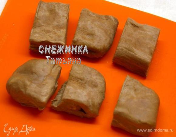 Сразу испечём коржи. Делим тесто на 6 равных частей. Удобнее разделить тесто пополам, а затем каждую половину на 3 части.