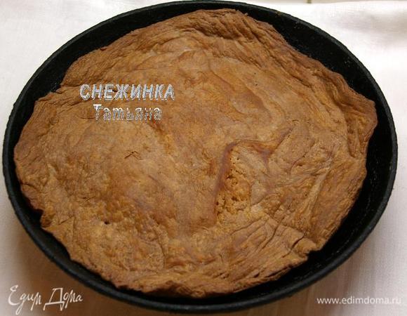 Духовку разогреваем до 230°С. Я предварительно ещё разогреваю сковороду. Кладём раскатанный корж в сковороду или на противень и ставим выпекаться. Время выпечки зависит от особенностей духовки. Первый корж в любом случае печётся больше, чем остальные, в среднем у меня занимает один корж 10 минут. Вообще, обязательно следите, главное не перепечь, потому как тесто тёмное и того, как оно зарумянивается, можно не увидеть. Ориентируйтесь на сухость коржа.