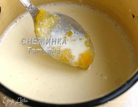Приготовим крем. В кастрюльку разбиваем 1 яйцо, всыпаем сахар, ванилин, слегка взбиваем. Вливаем холодное молоко, перемешиваем. 