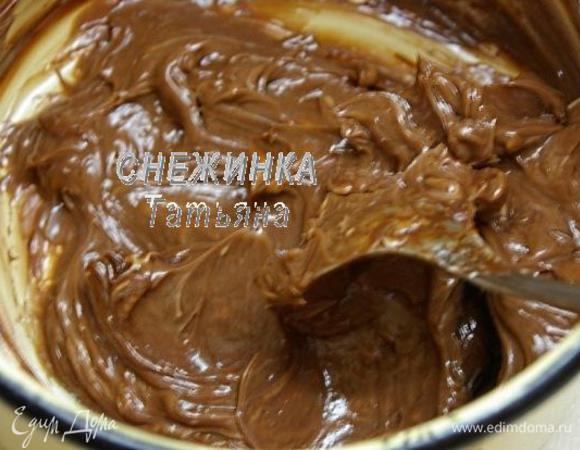 Отдельно смешиваем предварительно размягчённое сливочное масло с чёрным шоколадом, который растапливаем на водяной бане. Когда шоколад растопили, обязательно даём ему остыть, и затем соединяем с маслом.