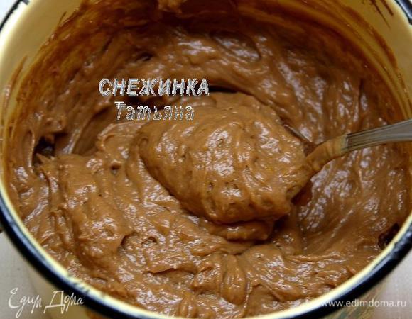 Теперь вводим по 1-2 ст.л. остывшего заварного крема в шоколадное масло, каждый раз хорошо перемешивая крем ложкой. Получается лёгкий однородный и нежный крем.