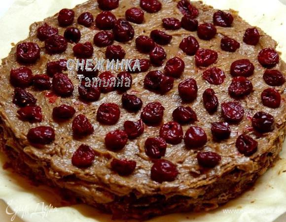 Промазываем аналогично ещё 2 коржа, на второй снова кладём вишню, вторую половину.