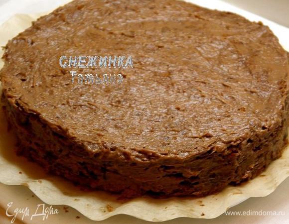 Собираем оставшиеся 2 коржа. Промазываем кремом верх и слегка бока торта.