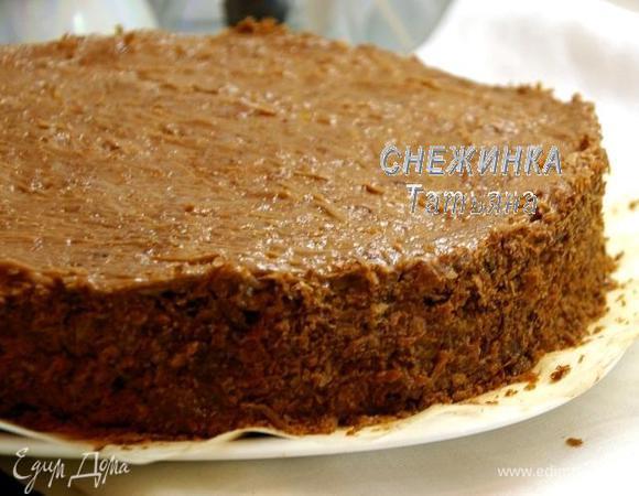 Посыпаем бока торта этой крошкой, вернее, берём немного крошки в руку и прижимаем к бокам. Поскольку торт Новогодний, то украшать его мы будем сверху снежинками. Если вы готовите его по другому случаю, можно украсить на своё усмотрение или просто присыпать крошкой не только бока, но и верх торта. Ставим торт в холодильник хотя бы на пару часов, лучше на ночь.