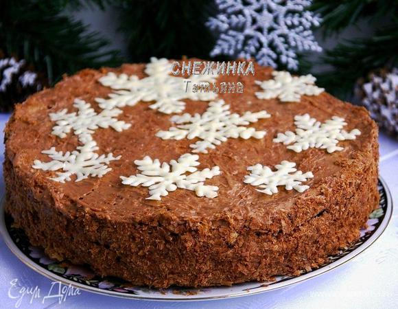 Затем аккуратно отсоединяем плёнку от шоколадных снежинок и украшаем торт.