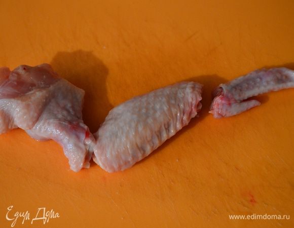 Крылышки тщательно промыть под проточной водой, дать стечь жидкости (легко это делать по суставным косточкам). Самая маленькая часть нам не пригодится, я её выбросила