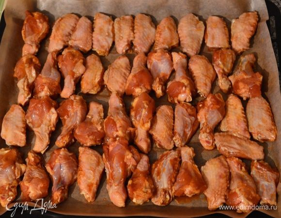 Духовку разогреть до 180С. Крылья выложить на пергамент, ничем не смазывать - они не пригорят. Выпекать около 1 часа до золотистой, поджаренной корочки, как вы любите!