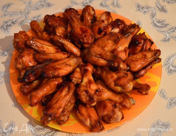 Вот так выглядит корочка, которая нравится нам!  Подавать горячими с любимым соусом. Для того соуса, который предлагаю я: огурец потереть на мелкой терке, зелень порубить, чеснок пропустить через давилку, добавить остальные ингредиенты, всё перемешать! Приятного аппетита!